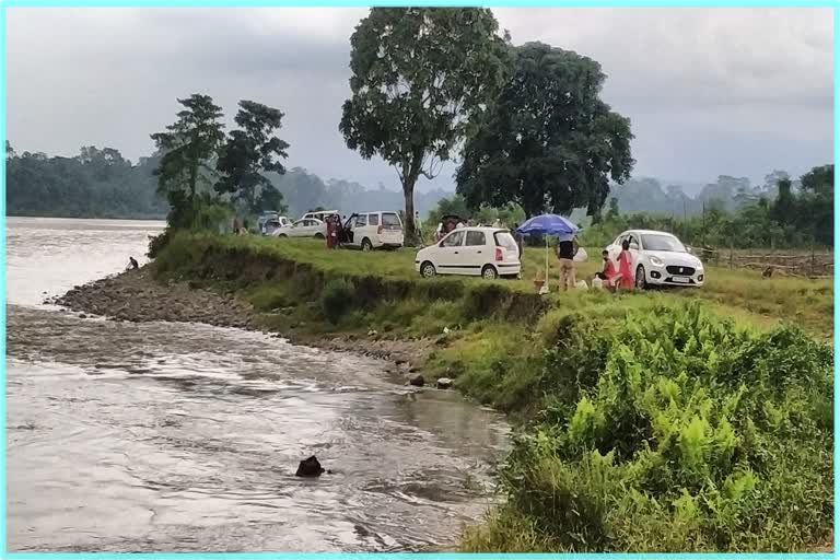 খাবলৈ নাপালে ৰন্ধা ভাত : বনভোজকাৰীক পহু খেদা আৰক্ষীৰ