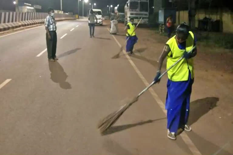 corporation worker  corporation worker night cleaning work  night cleaning work  இரவு நேரங்களில் தூய்மை பணி  தூய்மை பணி  தூய்மைப் பணியாளர்கள்  chennai news  chennai latest news  சென்னை செய்திகள்