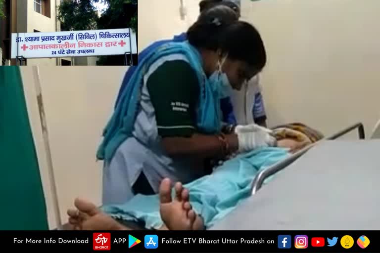 सिविल अस्पतालसिविल अस्पताल में सफाई कर्मी काट रहे मरीज का टांका