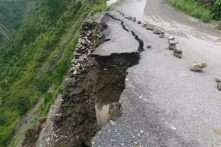 cracks-on-the-road-due-to-the-collapse-of-the-road-wall-in-vikasnagar