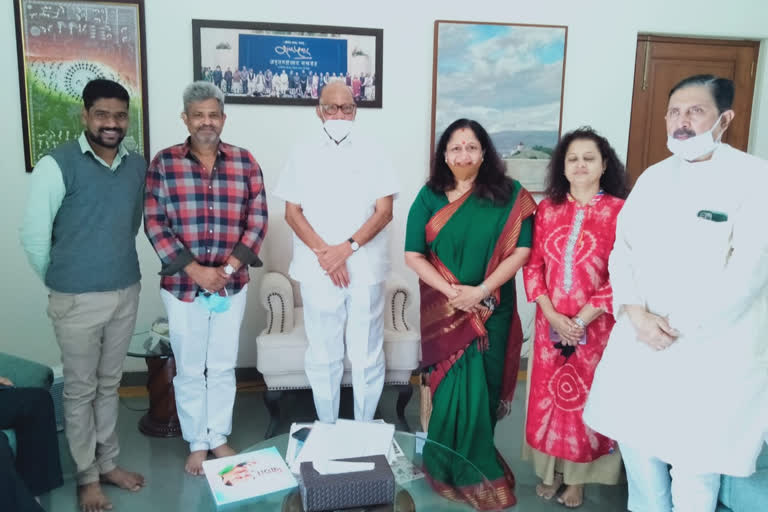 Actress Alka Kubal met Sharad Pawar