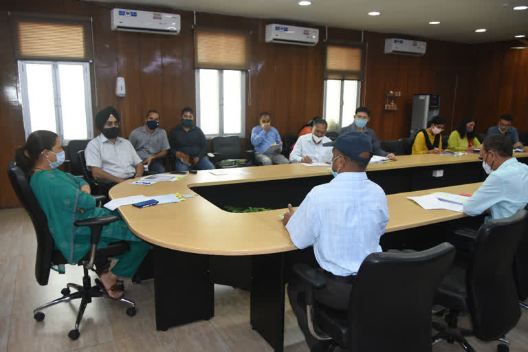 rekha-arya-took-meeting-regarding-vatsalya-yojna-in-secretariat