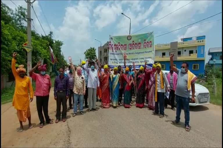 ବିଭିନ୍ନ ଦାବି ନେଇ ଜିଲ୍ଲପାଳଙ୍କ କାର୍ଯ୍ୟାଳୟ ସମ୍ମୁଖରେ ଆଦିବାସୀ ସଂଘ ବିକ୍ଷୋଭ