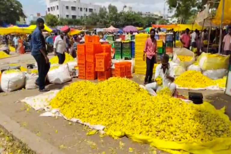 பூக்கள் விற்பனையாகாமல் கொட்டி வைக்கப்பட்டிருப்பது தொடர்பான காணொலி