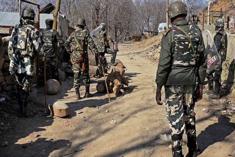 Militants attack on CRPF party One officer injured.  CRPF  central reserve police force  kashmir  ഷോപ്പിയാനിൽ സിആർപിഎഫ് സേനയ്ക്ക് നേരെ തീവ്രവാദി ആക്രമണം; ഒരു ഉദ്യോഗസ്ഥന് പരിക്ക്  ക്രാൾചക് സിനാപുര  കശ്‌മീർ  സിആർപിഎഫ്  കശ്‌മീർ