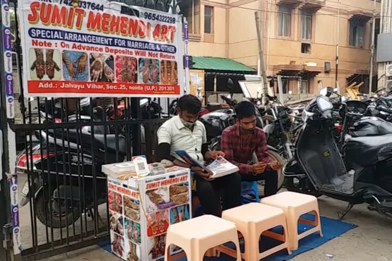 mehndi Artists waiting for customers in noida