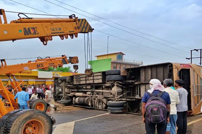 Bus overturns in Bharatpur, Bharatpur Police