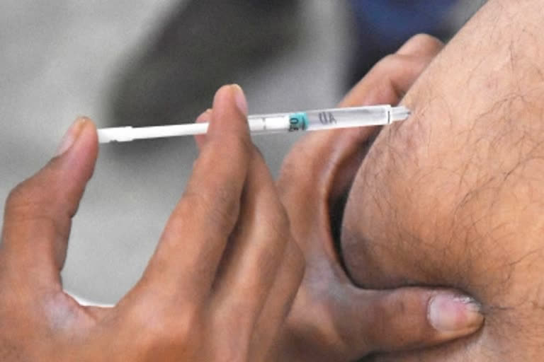 Three lakh vaccines  vaccine availability  vaccine availability kerala  Kerala vaccine availability today  വാക്സിന്‍ ക്ഷാമം  വാക്സിന്‍ ക്ഷാമത്തിന് പരിഹാരം  വാക്സിന്‍ ഇന്നെത്തും  കൊവഡ് വാക്സിന്‍  കൊവാക്സിന്‍  കൊവിഷീല്‍ഡ്