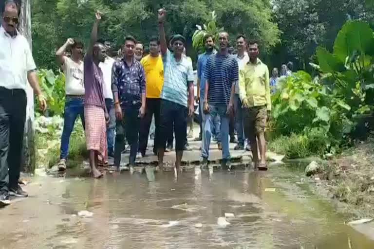 People upset due to dirty water of safety tank in dhanbad