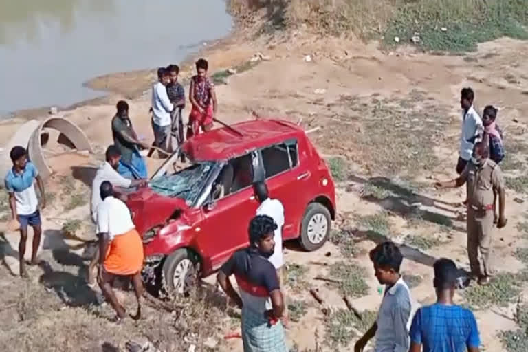 சீர்காழி அருகே கார் விபத்தில் கர்ப்பிணி உள்பட மூவர் உயிரிழப்பு