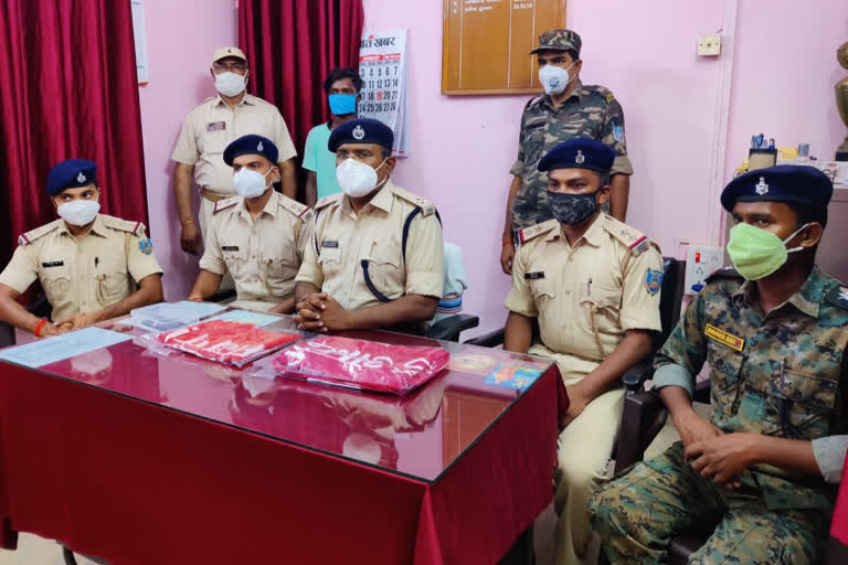 Police arrested one who put up banner of CPI Maoist in SDPO office of Chaibasa
