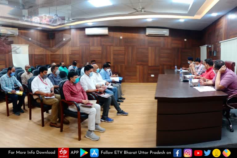 राज्य मंत्री रविंद्र जायसवाल ने जिला प्रशासन के अधिकारियों के साथ बैठक की
