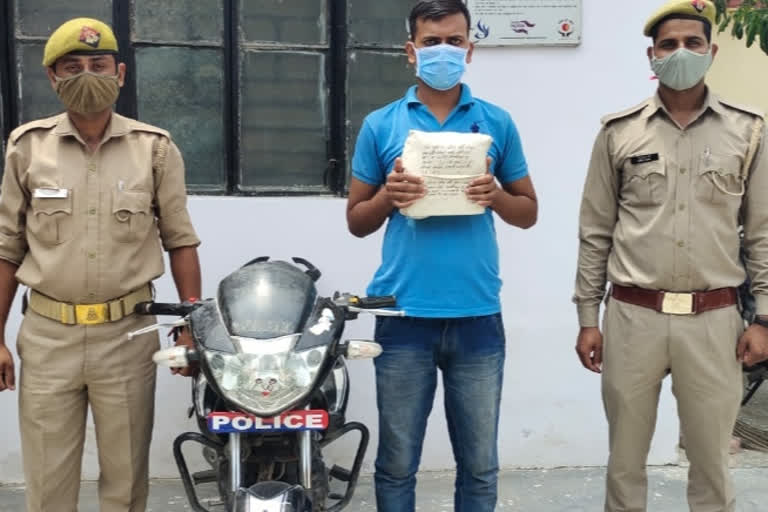 noida police arrested fake police office