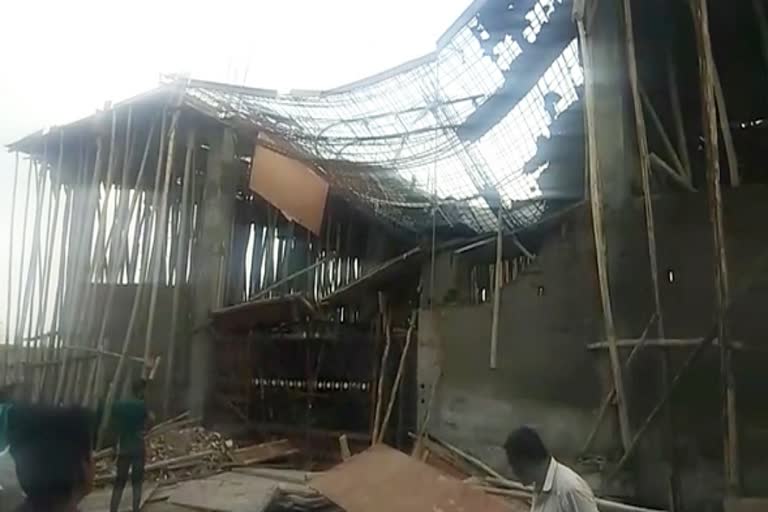 निर्माणाधीन मकान की छत गिरी, roof of under construction house collapse