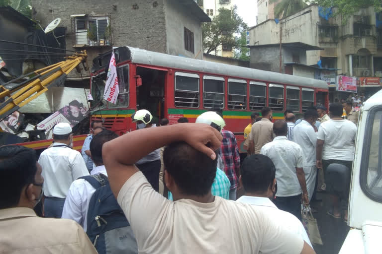 भांडूपमध्ये बेस्ट बसच्या अपघातात वृद्धाचा मृत्यू, 2 जण जखमी