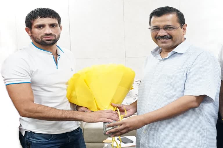 arvind-kejriwal-felicitated-ravi-dahiya-for-his-good-performance-in-olympics-games