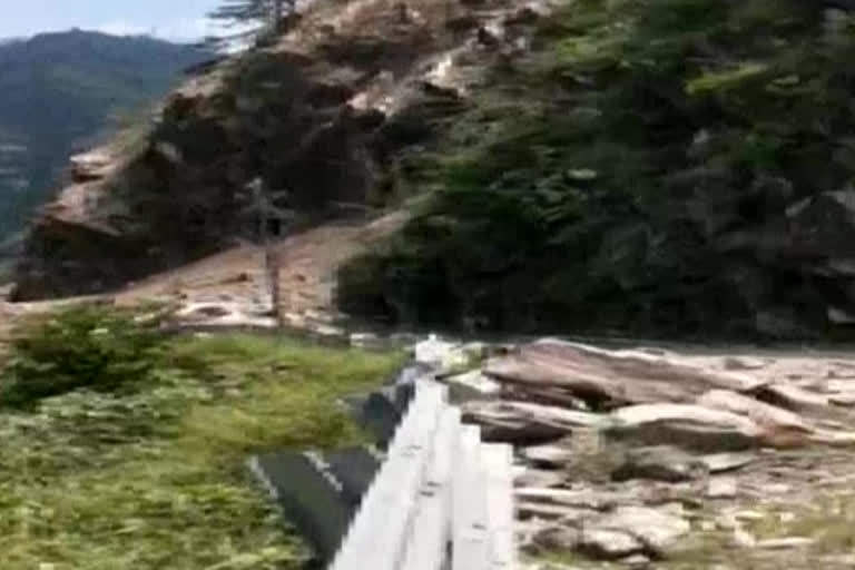 A landslide occurred on the Reckong Peo-Shimla highway in Kinnaur  Reckong Peo-Shimla highway  Kinnaur  ഹിമാചൽ പ്രദേശിൽ മണ്ണിടിച്ചിൽ  കിന്നൗർ ദേശീയപാത