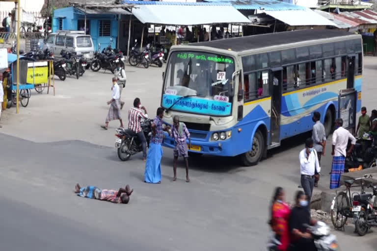 நடுரோட்டில் மதுப்பிரியர் உருண்டு பிரண்டு ரகளை