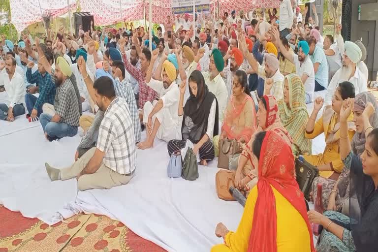 ਪੇਂਡੂ ਵਿਕਾਸ ਅਤੇ ਪੰਚਾਇਤ ਵਿਭਾਗ ਵੱਲੋਂ ਸਰਕਾਰ ਖਿਲਾਫ਼ ਅਨੋਖਾ ਰੋਸ਼ ਪ੍ਰਦਰਸ਼ਨ