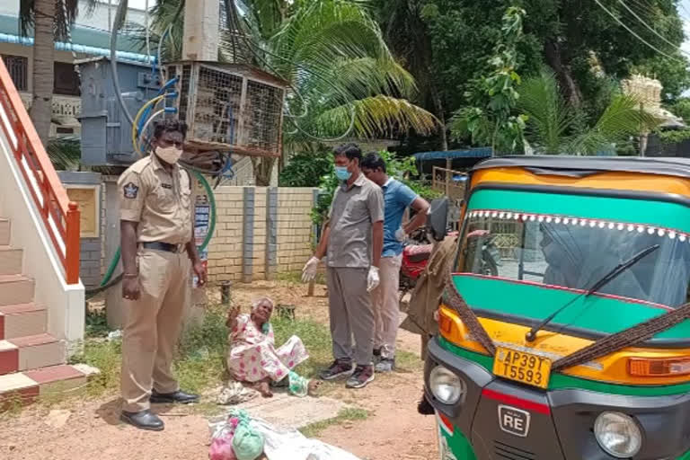 వృద్ధురాలికి సహాయం చేసిన కానిస్టేబుళ్లు