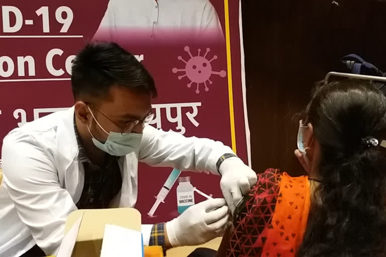 Number of people taking second dose of corona vaccine in Chhattisgarh is very less