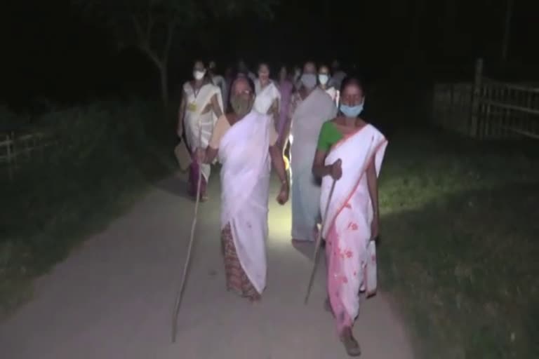 a-group-of-woman-comes-out-with-sticks-at-moran-etv-bharat-assam-news