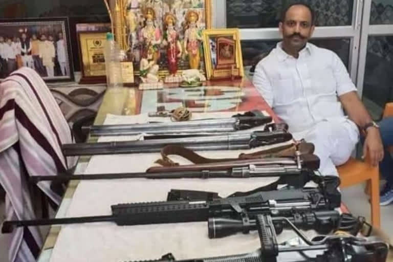 pinky chaudhary Photo with weapons