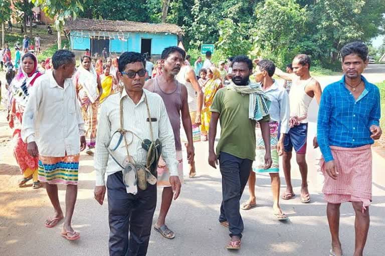 Chaibasa vilagers teacher garlanded slippers