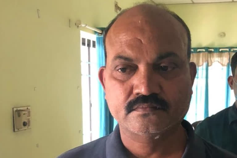 vigilance caught sub inspector while taking bribe  കൈ​ക്കൂ​ലി വാ​ങ്ങു​ന്ന​തി​നി​ടെ സബ് ഇൻസ്പെക്ടർ വി​ജി​ല​ൻ​സ് പി​ടി​യിലായി  കൈ​ക്കൂ​ലി  സബ് ഇൻസ്പെക്ടർ  വി​ജി​ല​ൻ​സ്  vigilance  sub inspector  bribe