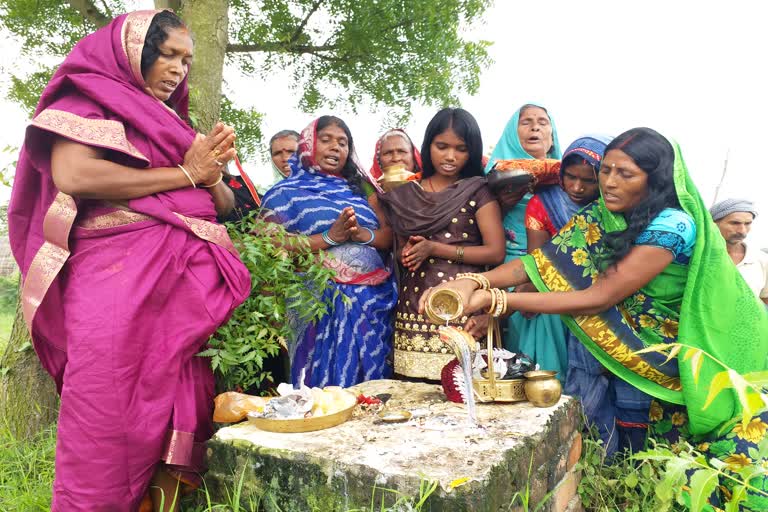 नागस्थान गांव में पूजा-अर्चना करते लोग