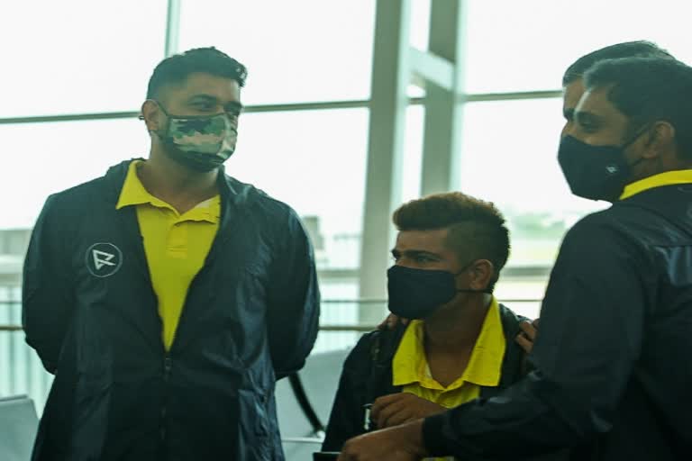 சென்னை விமான நிலையம், சென்னை சூப்பர் கிங்ஸ், chennai airport, chennai super kings, chennai, msd, dhoni, dubai flight, csk to dubai