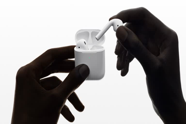 free Apple AirPods, கரோனா தடுப்பூசி, கொரோனா தடுப்பூசி சலுகை, ஆப்பிள் ஏர்பாட்ஸ் இலவசம், how to get free airpods, ஏர்பாட்ஸ் இலவசமாக பெறுவது எப்படி, ட்ரெண்டிங் செய்திகள், trending news tamil, apple news, ஆப்பிள் செய்திகள், உலக செய்திகள்