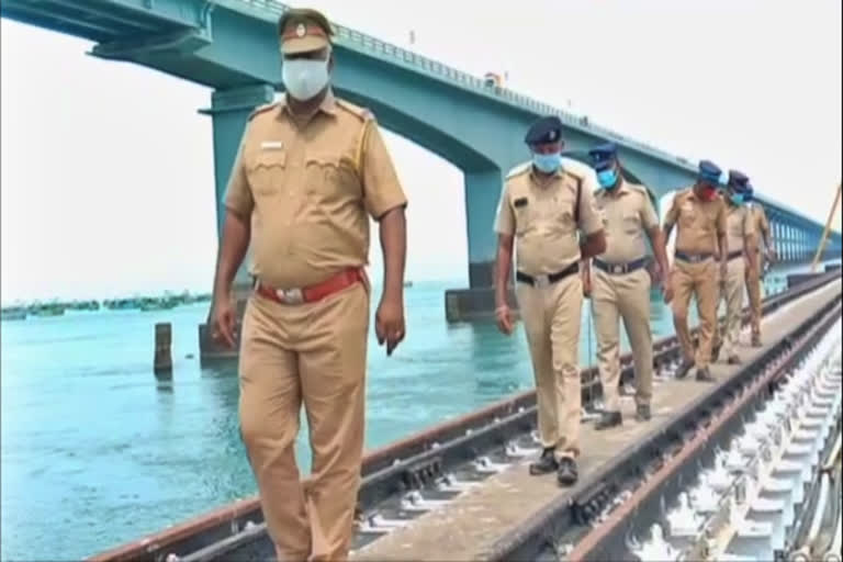 PambanSecurity  Independence Security  Independence  ahead of 75th independence day pamban bridge under security  75th independence day  pamban bridge under security  ramanathapuram news  ramanathapuram latest news  ராமநாதபுரம் செய்திகள்  75வது சுதந்திர தினம்  பாம்பன் பாலத்தில் பாதுகாப்பு  பாம்பன் பாலம்  சுதந்திர தினம் முன்னிட்டு பாம்பன் பாலத்தில் பாதுகாப்பு