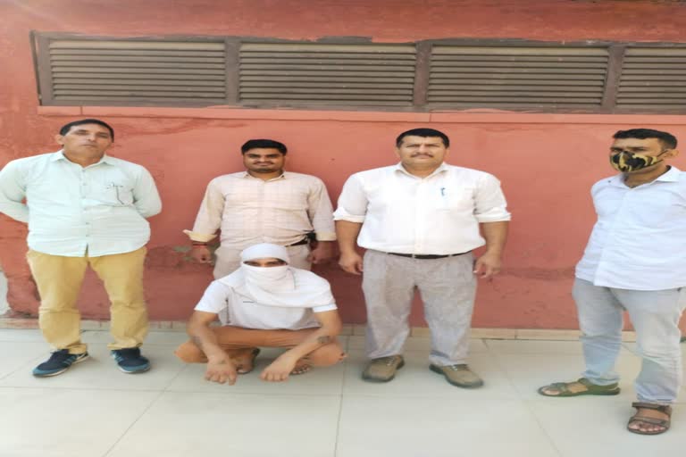 पुलिस की गिरफ्त में आरोपी