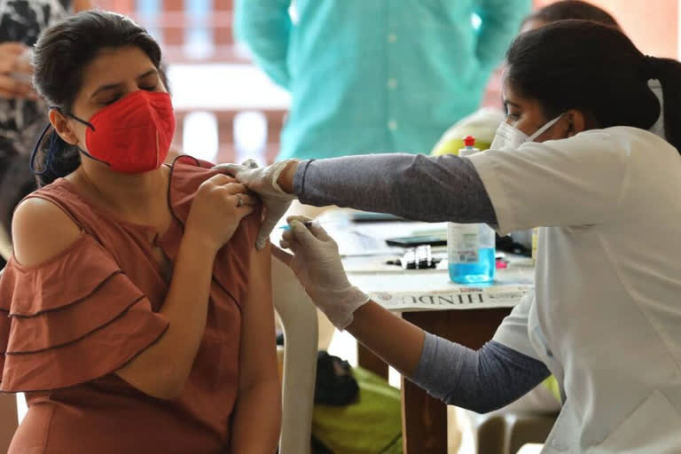 three day vaccine drive launched in the state  state launched three day vaccine drive  vaccine drive launched kerala  vaccine drive launched  vaccine drive launched in kerala  three day vaccine drive launched in kerala  three day vaccine drive launched in state  vaccination  vaccine drive  വാക്‌സിന്‍ ഡ്രൈവ്  വാക്‌സിന്‍  വാക്സിനേഷൻ  vaccination in kerala  കൊവിഡ് വാക്‌സിന്‍ വിതരണം  കൊവിഡ് വാക്‌സിന്‍  വാക്‌സിന്‍ വിതരണം  മൂന്ന് ദിവസത്തെ വാക്‌സിൻ ഡ്രൈവ്  three day vaccine drive  kerala covid  കേരള കൊവിഡ്  കണ്ടെയ്ന്‍മെന്‍റ് സോൺ  containment zone  വാക്‌സിനേഷന്‍  സംസ്ഥാനത്ത് മൂന്ന് ദിവസം നീണ്ടുനിൽക്കുന്ന വാക്‌സിൻ ഡ്രൈവിന് തുടക്കം  വാക്‌സിൻ ഡ്രൈവിന് തുടക്കം  വാക്‌സിനേഷന്‍ നല്‍കും  കൊവിഡ് നെഗറ്റീവ്  മുന്‍ഗണന നല്‍കി വാക്‌സിനേഷൻ  മുന്‍ഗണന വാക്‌സിനേഷൻ  എല്ലാവര്‍ക്കും പരിശോധന