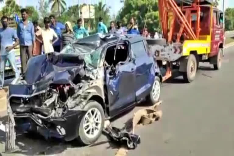 Two truck collided with car  selam news  selam latest news  car accident  car lorry accident  road accident  accident  விபத்து  கார் விபத்து  சாலை விபத்து  கார் மீது இரண்டு லாரி மோதி விபத்து  கார் மீது லாரி மோதி விபத்து  சேலம் செய்திகள்  சேலம் விபத்து  சேலத்தில் கார் மீது இரண்டு லாரி மோதி விபத்து