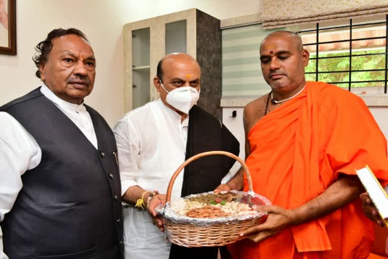 CM Basavaraja Bommai meets Kaginele kanakaguru Swamiji