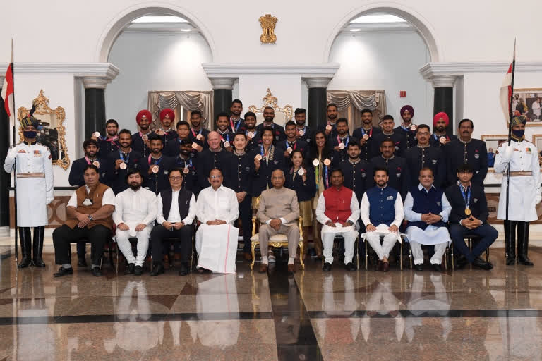 Indian athletes spend time with fans ahead of High Tea with President Kovind