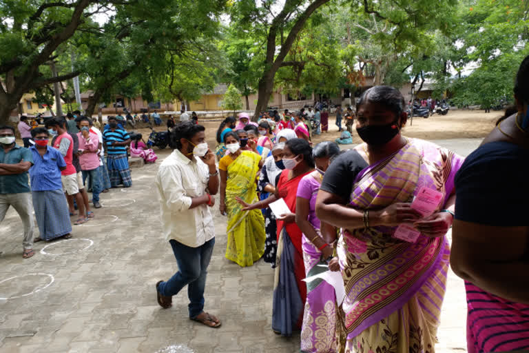 தடுப்பூசி செலுத்தும் மக்கள்  கரோனா தடுப்பூசி  தடுப்பூசி  தகுந்த இடைவெளி  People make crowd to get vaccine  corona vaccine  People make crowd  erode news  erode latest news  ஈரோடு செய்திகள்