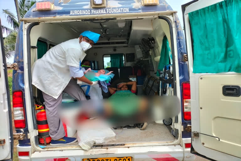 woman-giving-birth-in-ambulance