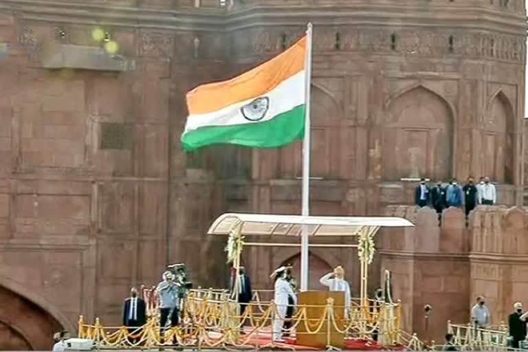 Prime Minister Narendra Modi hoists the National Flag from the ramparts of Red Fort to celebrate the 75th Independence Day
