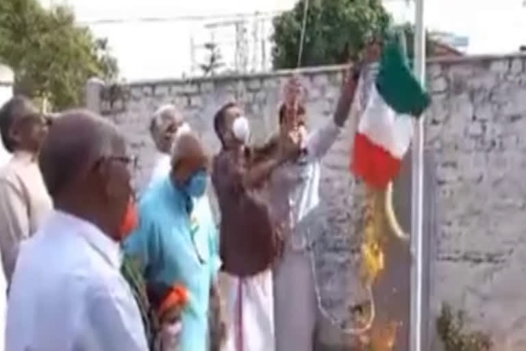 K Surendran hoisted national flag upside down  K Surendran hoisted the national flag upside down  hoisted national flag upside down  ദേശീയ പതാക തലകീഴായി ഉയർത്തി കെ സുരേന്ദ്രൻ  കെ സുരേന്ദ്രൻദേശീയ പതാക തലകീഴായി ഉയർത്തി  ദേശീയ പതാക തലകീഴായി ഉയർത്തി  കെ സുരേന്ദ്രൻ  K Surendran  സ്വാതന്ത്ര്യ ദിനം  independance day