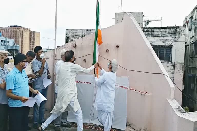 প্রথমবার জাতীয় পতাকা উত্তোলনের সময় বিমানকে বিড়ম্বনার হাত থেকে রক্ষা করলেন সেলিম