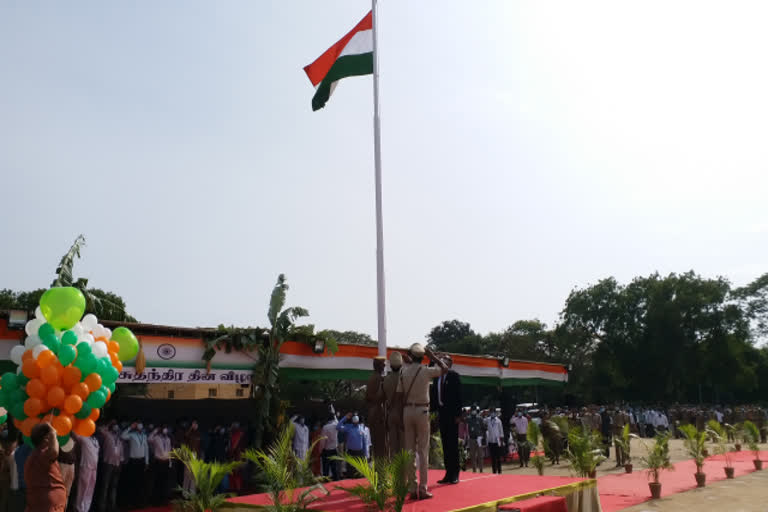 75th independence day  independence day  Coimbatore Collector  Coimbatore Collector hoisting the National Flag  National Flag  Coimbatore Collector hoisting the National Flag in 75th independence day  coimbatore news  coimbatore latest news  கோயம்புத்தூர் செய்திகள்  கோயம்புத்தூர் மாவட்ட ஆட்சியர்  தேசிய கொடி ஏற்றினார் கோவை கலெக்டர்  தேசிய கொடி  75வது சுதந்திர தினம்  சுதந்திர தினம்  கொடி