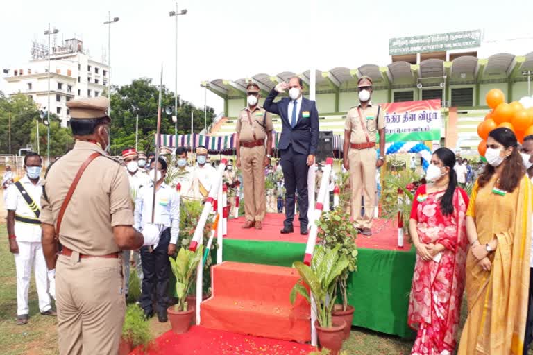 ஈரோடு மாவட்ட ஆட்சியர் தேசியக் கொடி ஏற்றினார்