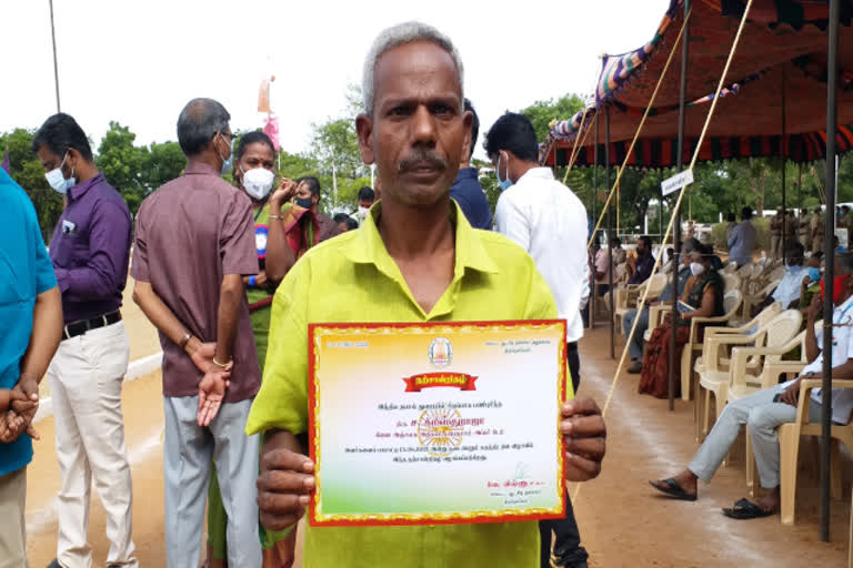 post master awarded for his work  75th independence day  independence day  post master  thirunelveli news  thirunelveli latest news  thirunelveli post master  திருநெல்வேலி செய்திகள்  திருநெல்வேலி போஸ்ட் மாஸ்டர்  கவுரவிக்கப்பட்ட அஞ்சல் அலுவலர்  அஞ்சல் அலுவலர்  1,000 ரூபாய் ஓய்வூதியத்திற்காக ஆபத்தான பயணம்  மலை பயணம்  10 கி.மீ சவாலான பயணம்  அஞ்சல் அலுவலருக்கு நற்சான்றிதழ்  சவாலான பயணம்  தபால் ஊழியர்