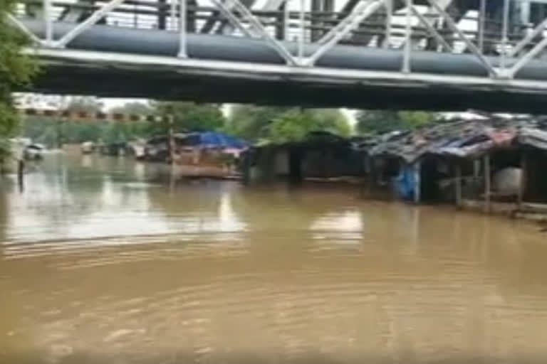 बाढ़ से हर कोई त्रस्त