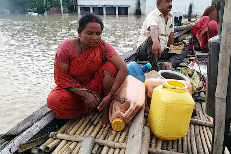 पानी के लिए जाती महिला