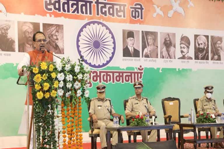 पुलिस अधिकारियों के सम्मान समारोह में शामिल हुए सीएम शिवराज