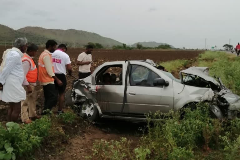 మిట్టమీదిపల్లి లారీ-కారు ఢీ..ఇద్దరు మృతి